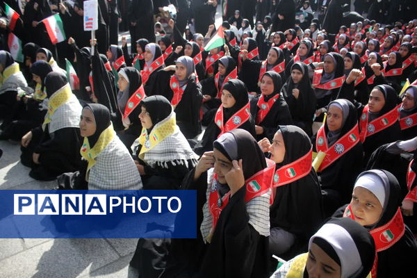 جلوه‌هایی از حضور حماسی دانش‌آموزان قم در راهپیمایی یوم الله ۱۳ آبان