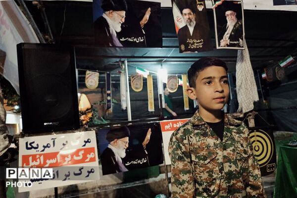 اجتماع پرشور دانش‌آموزان دبستان پسرانه توحید در غرفه شهدای دانش آموز ورامین 
