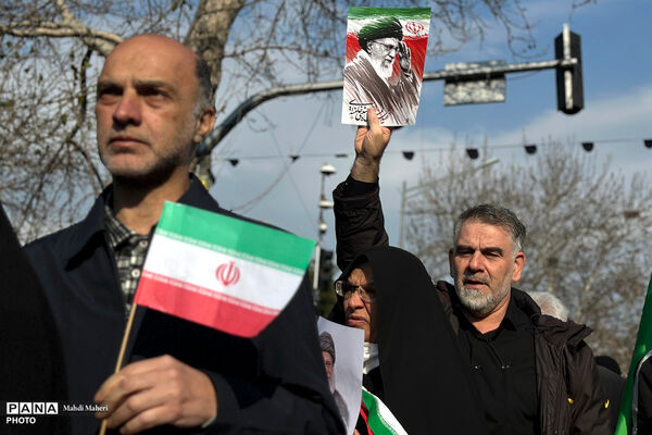 مراسم بیعت با سومین رهبر انقلاب در تهران - 1