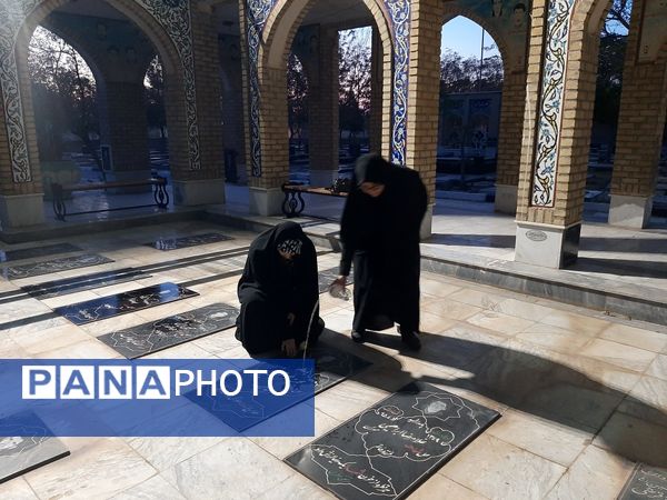 غبار‌روبی مزار شهدا و دیدار با مادر شهید در خلیل‌آباد