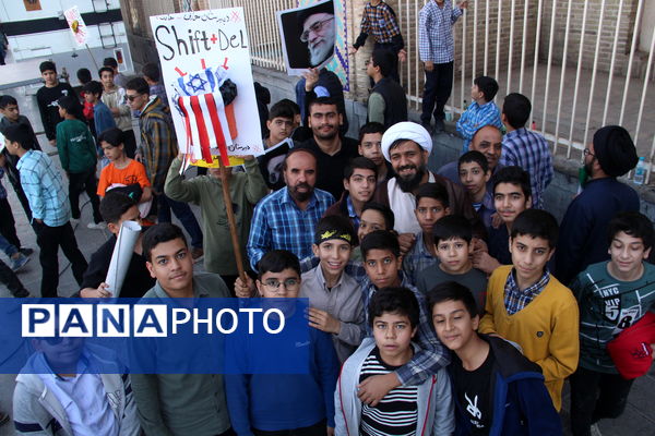 راهپیمایی ۱۳ آبان روز غلبه بر استکبار جهانی دانش‌آموزان شهر یزد