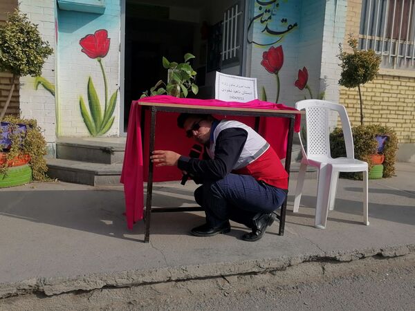  آموزش نحوه پناهگیری وآمادگی برای  مانور زلزله