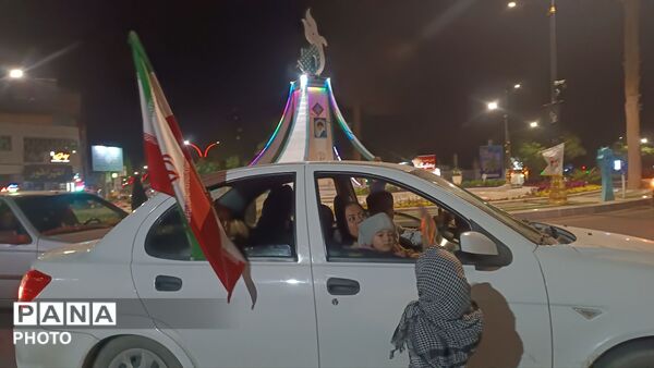 توزیع پرچم جمهوری اسلامی ایران و پوستر امام شهید در کاشمر 