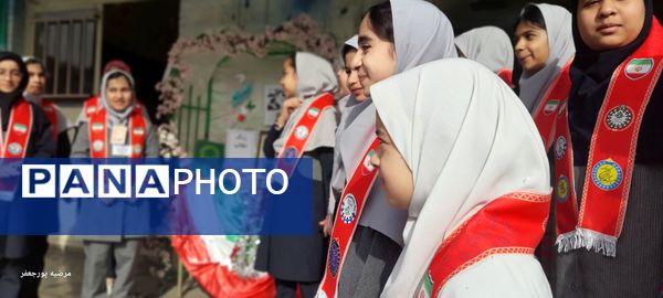 جشنی به رنگ پرچم ایران در دبستان نیایش 