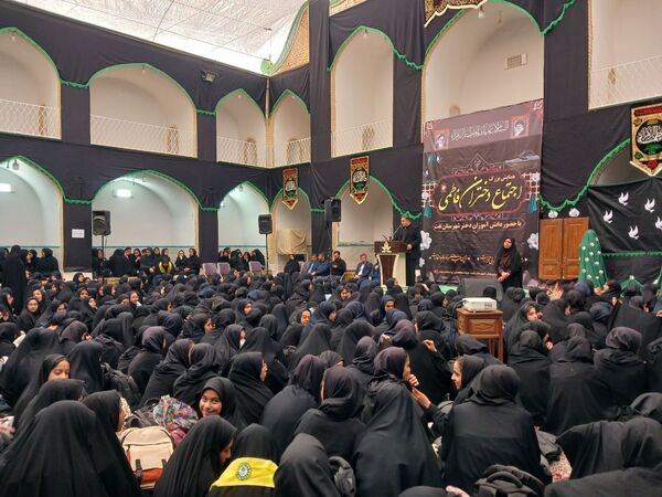 حضور دانش‌آموزان دبیرستان دخترانه شهید درعلی فراشاه در اجتماع «دختران فاطمی» شهرستان تفت 
