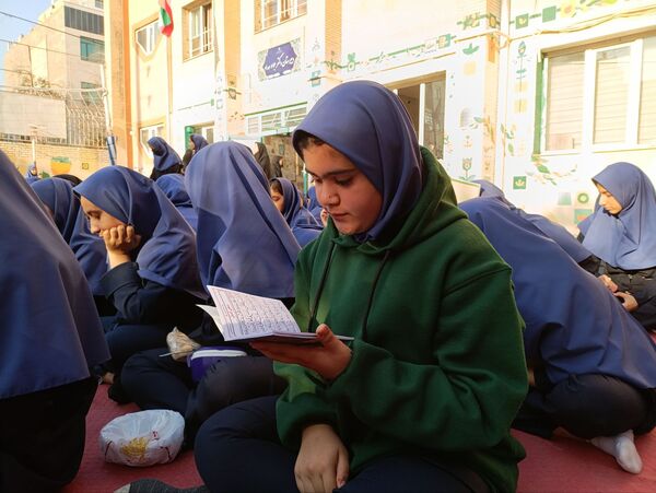 طنین همدلی در دهه فاطمیه، توزیع آش نذری در میان دانش‌آموزان دبیرستان دکتر جواد حداد ۲