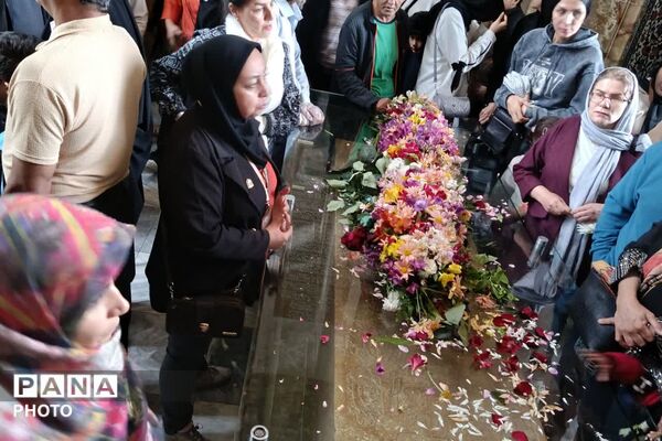 مراسم گل‌باران آرامگاه سعدی شاعر بزرگ شیرازی