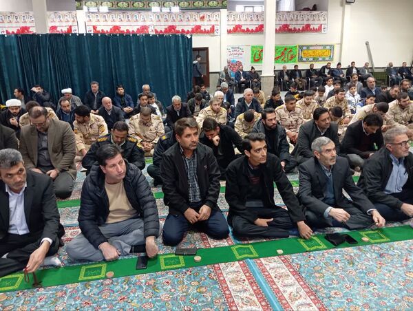 دانش‌آموزان پیشتاز در سنگر نمازجمعه خداآفرین