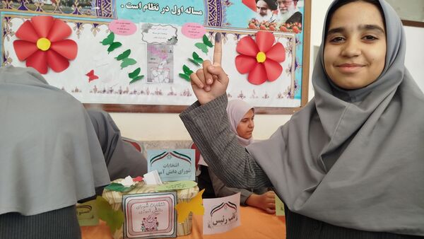 دانش‌آموزان دبیرستان گوهرشاد؛ پیشگامان مشارکت و مسئولیت‌پذیری