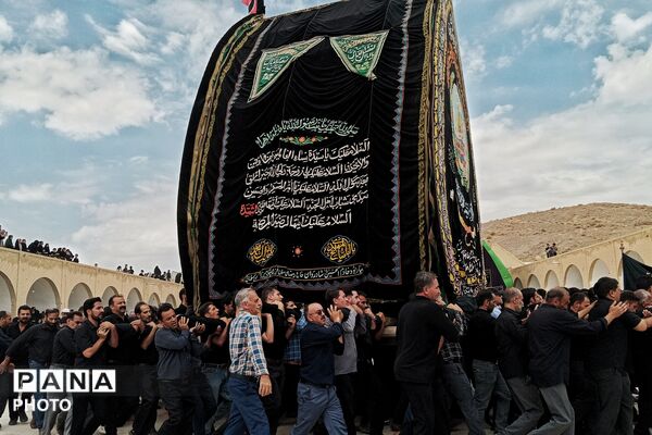 آیین سنتی نخل برداری در بنادکوک دیزه به مناسبت شهادت امام رضا (ع)