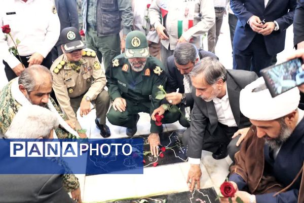 گلباران مزار مطهر شهدا به‌مناسبت هفته دفاع مقدس در بجنورد