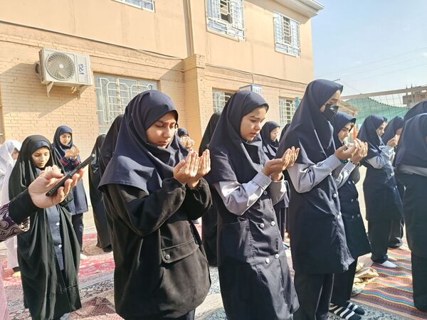 اقامه نماز باران در دبیرستان دخترانه یک وکیلی 3