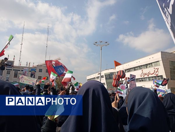 حماسه دانش‌آموزان مشهدی در روز ۱۳ آبان