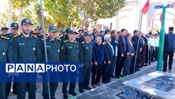 گلباران مزار شهدای اهر به‌مناسبت آغاز هفته دفاع مقدس