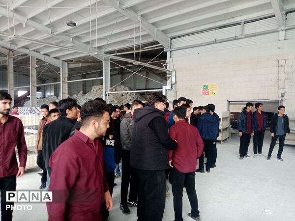 بازدید دانش آموزان دبیرستان نمونه آیت‌الله خامنه‌ای از شهرک صنعتی کاشمر