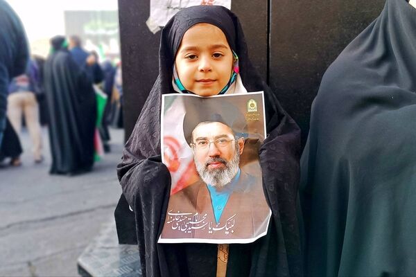 بیعت چشمگیر مردم با رهبر جدید انقلاب 