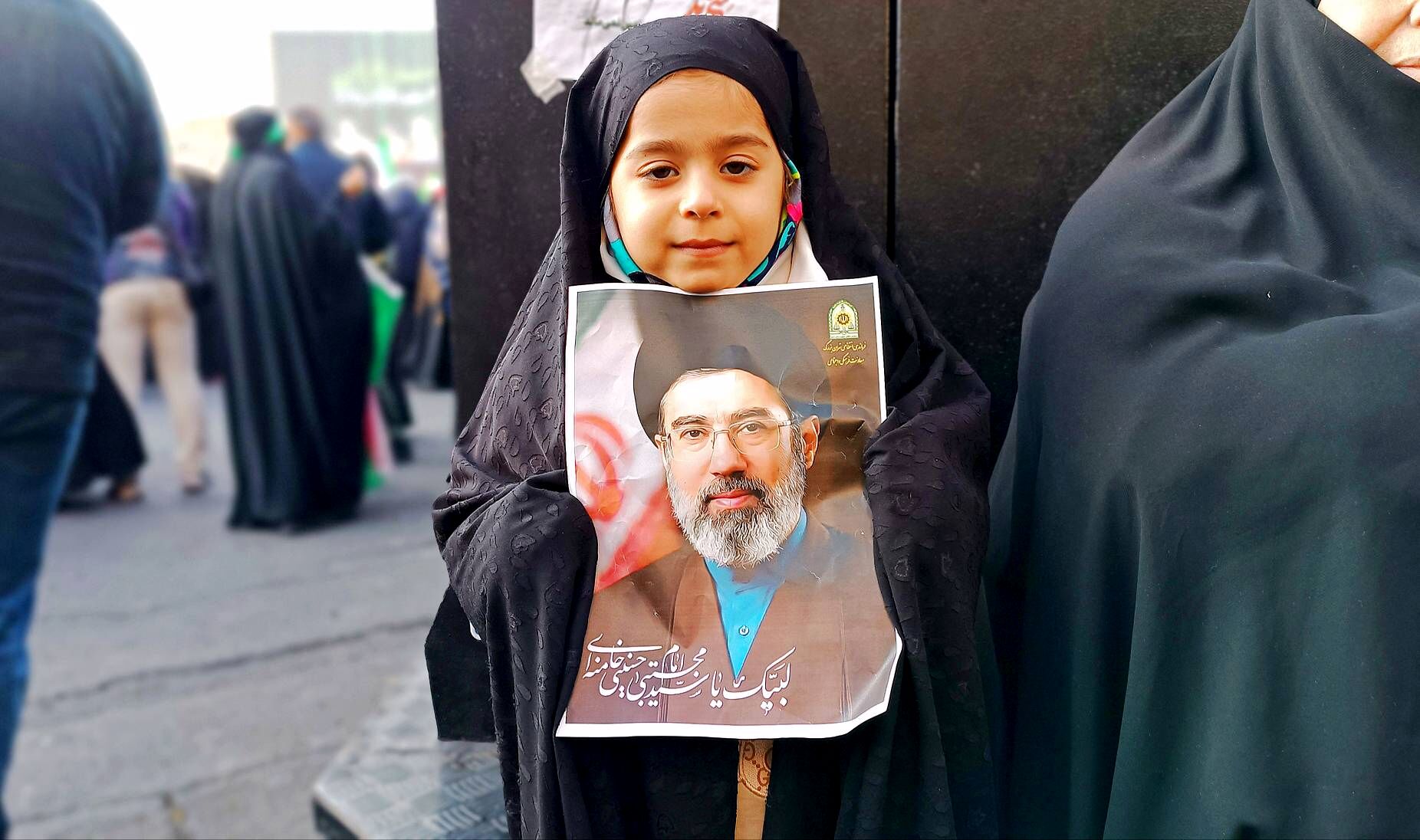 بیعت چشمگیر مردم با رهبر جدید انقلاب 