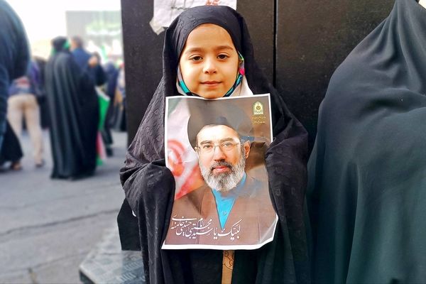 بیعت چشمگیر مردم با رهبر جدید انقلاب 