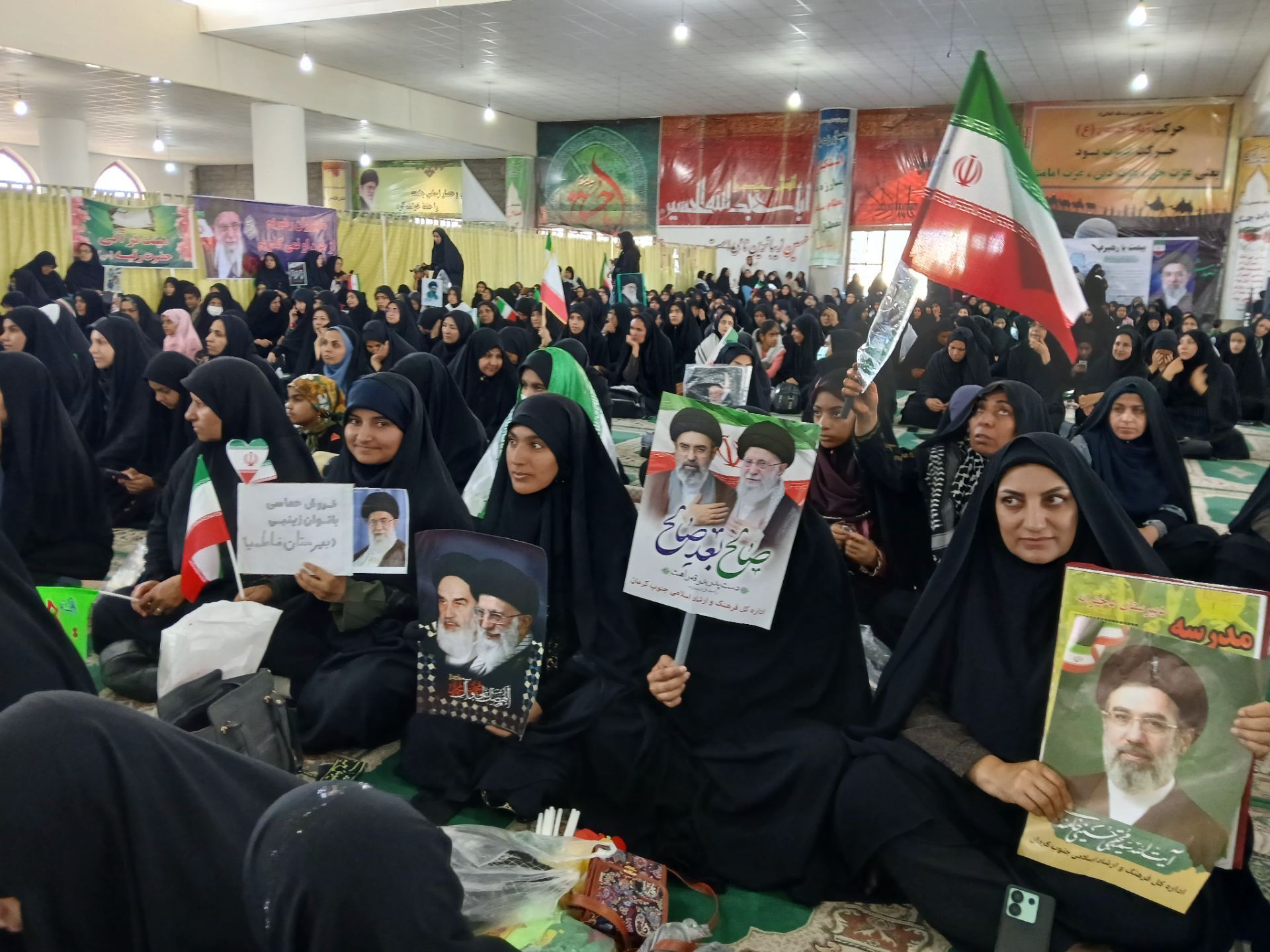 بیعت بانوان جیرفت‌زمین با رهبر انقلاب اسلامی