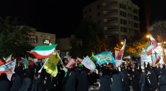 حضور پرشور مردم کنگاور در تجمع شبانه هم‌زمان با مراسم تشییع رهبر شهید انقلاب 