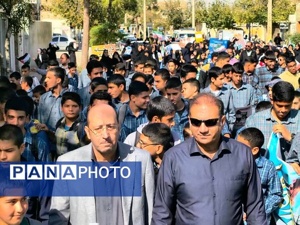 حضور پررنگ دانش‌آموزان شهر لپویی در راهپیمایی 13 آبان 