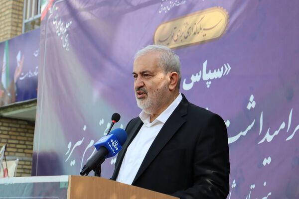 زنگ سپاس معلم در هنرستان احمدی روشن منطقه ۱۴ تهران با حضور وزیر نیرو نواخته شد