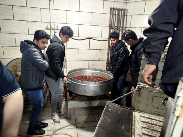 آماده‌سازی غذای افطاری با کمک دانش‌آموزان دبیرستان نمونه آیت‌الله خامنه‌ای 