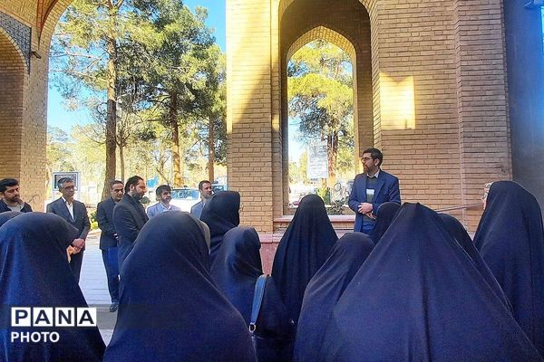 غبار روبی مزار شهیدان رجایی و باهنر با حضور وزیر آموزش و پرورش به مناسبت سالروز تاسیس امور تربیتی 