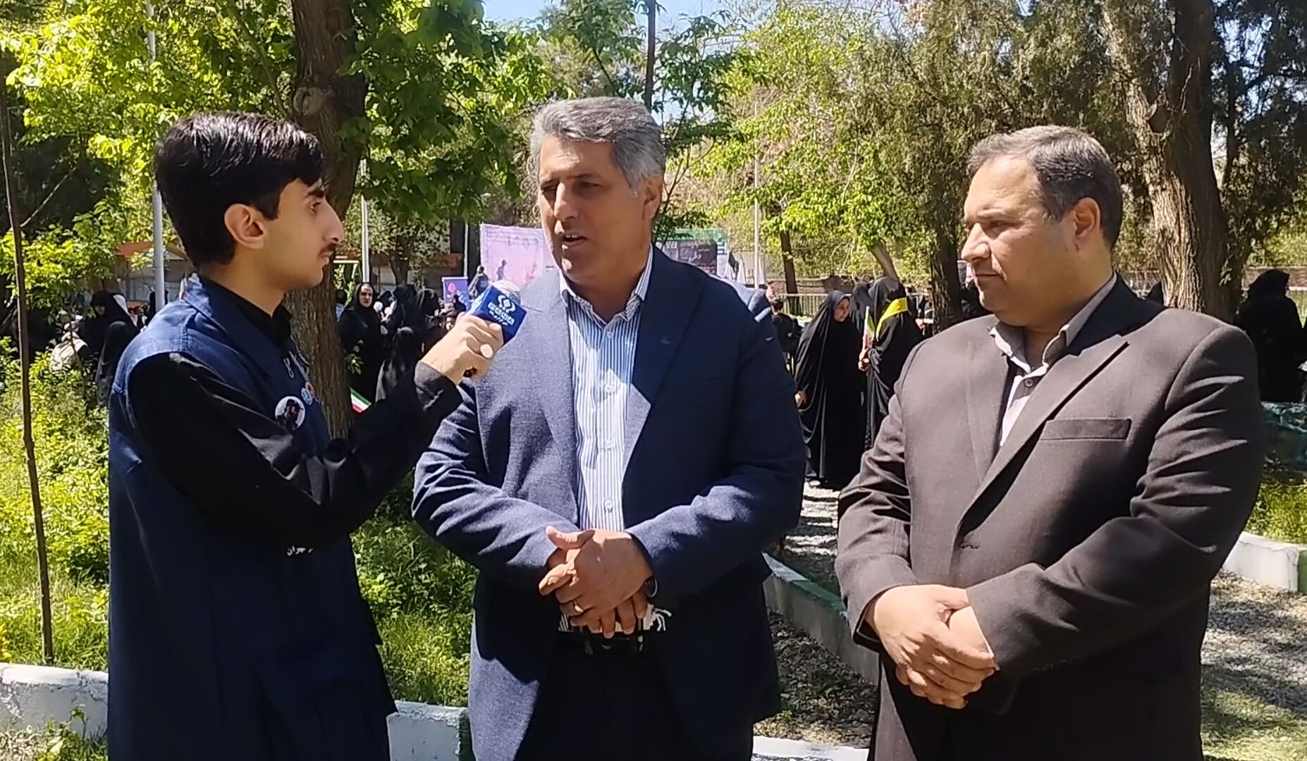 زنگ یادبود شهدای میناب نیز در تمامی مدارس به صدا درآمد