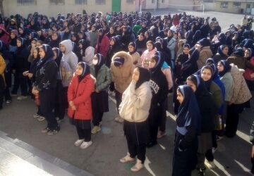 نواختن زنگ انقلاب در مدرسه شهید منتظر قائم ناحیه 2 کرج 