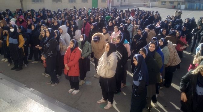 نواختن زنگ انقلاب در مدرسه شهید منتظر قائم ناحیه 2 کرج 