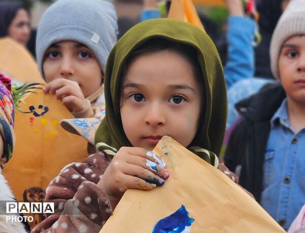 آسمانِ پارک فرهنگیان بناب زیر باران بادبادک‌های رنگی