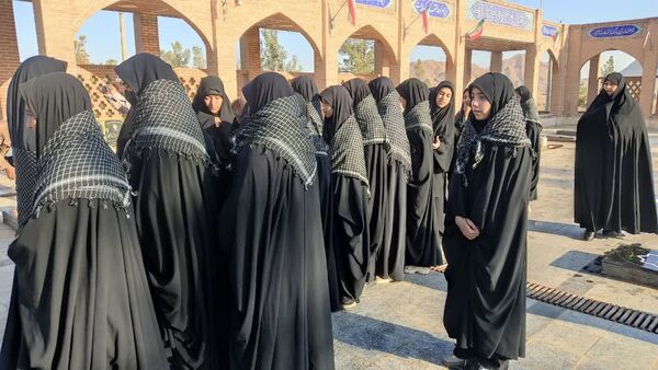 آغاز هفته بسیج دانش‌آموزی با غبارروبی مزار شهدای جوادالائمه توسط مسئولان و دانش‌آموزان بسیجی