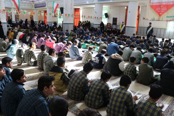 محفل هزار نفری انس با قرآن در ابرکوه همزمان با دهه فجر
