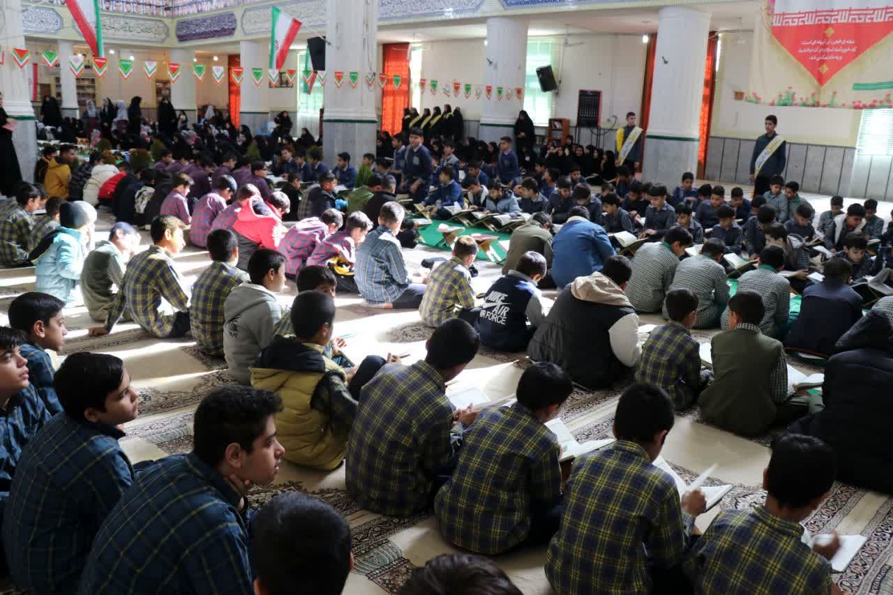 محفل هزار نفری انس با قرآن در ابرکوه همزمان با دهه فجر