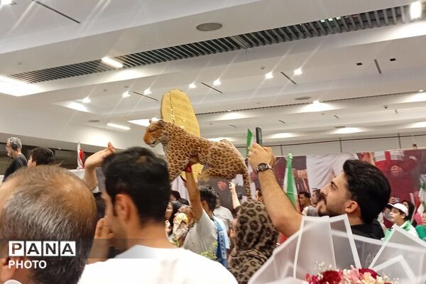 استقبال باشکوه مردم از قهرمانان فوتبال ایران در فرودگاه مهرآباد؛ تجلی وحدت، غرور ملی و عشق به وطن