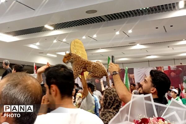 استقبال باشکوه مردم از قهرمانان فوتبال ایران در فرودگاه مهرآباد؛ تجلی وحدت، غرور ملی و عشق به وطن