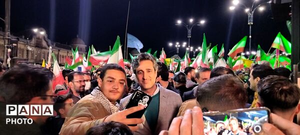 یک تجمع شلوغ با جواد قارایی