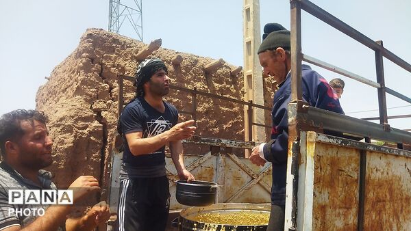 پخش نذری روز عاشورا رسمی قدیمی در روستای حسن آباد بلهر نیشابور 
