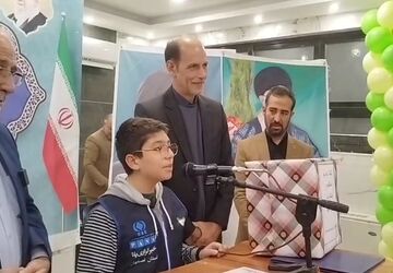 دانش‌آموزخبرنگار پانا هدیه دریافتی از وزیر آموزش و پرورش را به مردم مظلوم غزه بخشید