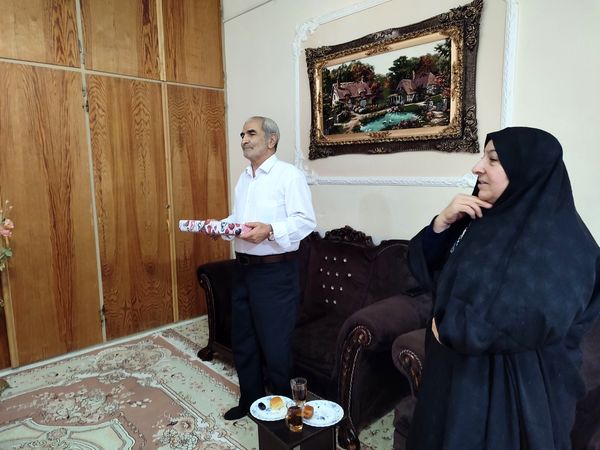 دیدار دانش‌آموزان هنرستان بصیرت با خانواده جانباز قاسم رسائی پور