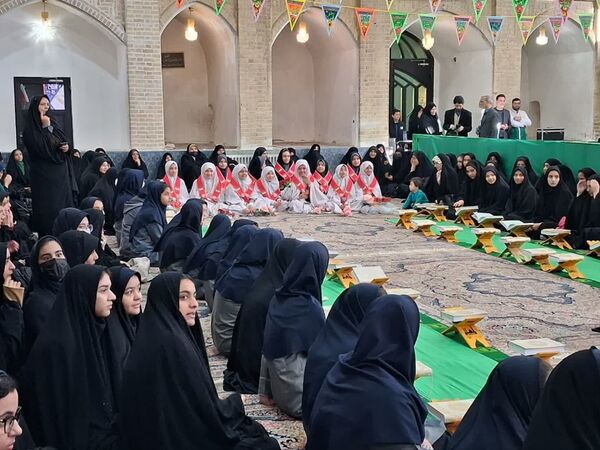 محفل انس با قرآن کریم همراه با نواخته شدن زنگ انقلاب 