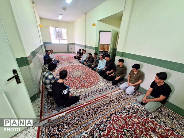 بازدید مدیر آموزشگاه نمونه آیت‌الله خامنه‌ای از قرائت خانه این دبیرستان