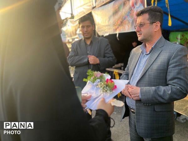 دخترانِ انقلابی پای پرچم ایستاده‌اند