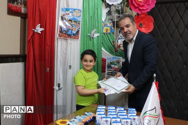 تقدیر از نو آموزان پرتلاش در پویش «مشت کوچک، بدرقه بزرگ» ناحیه دو شهرری 