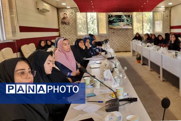 برگزار کارگاه‌های آموزشی ویژه رابطین امور بانوان مدارس منطقه کهریزک 