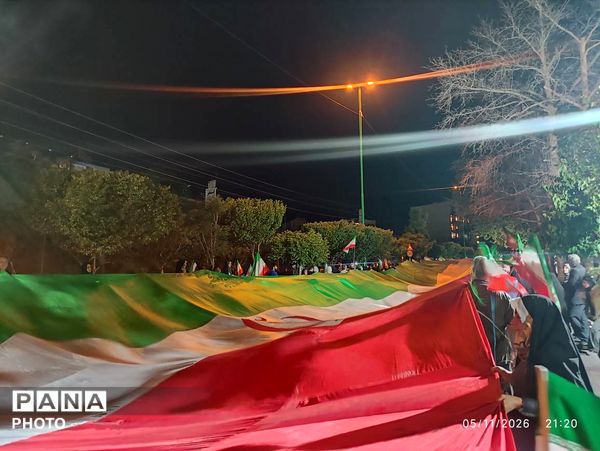 رونمایی از بزرگترین پرچم جمهوری اسلامی ایران در ابعاد هزار متر مربع 