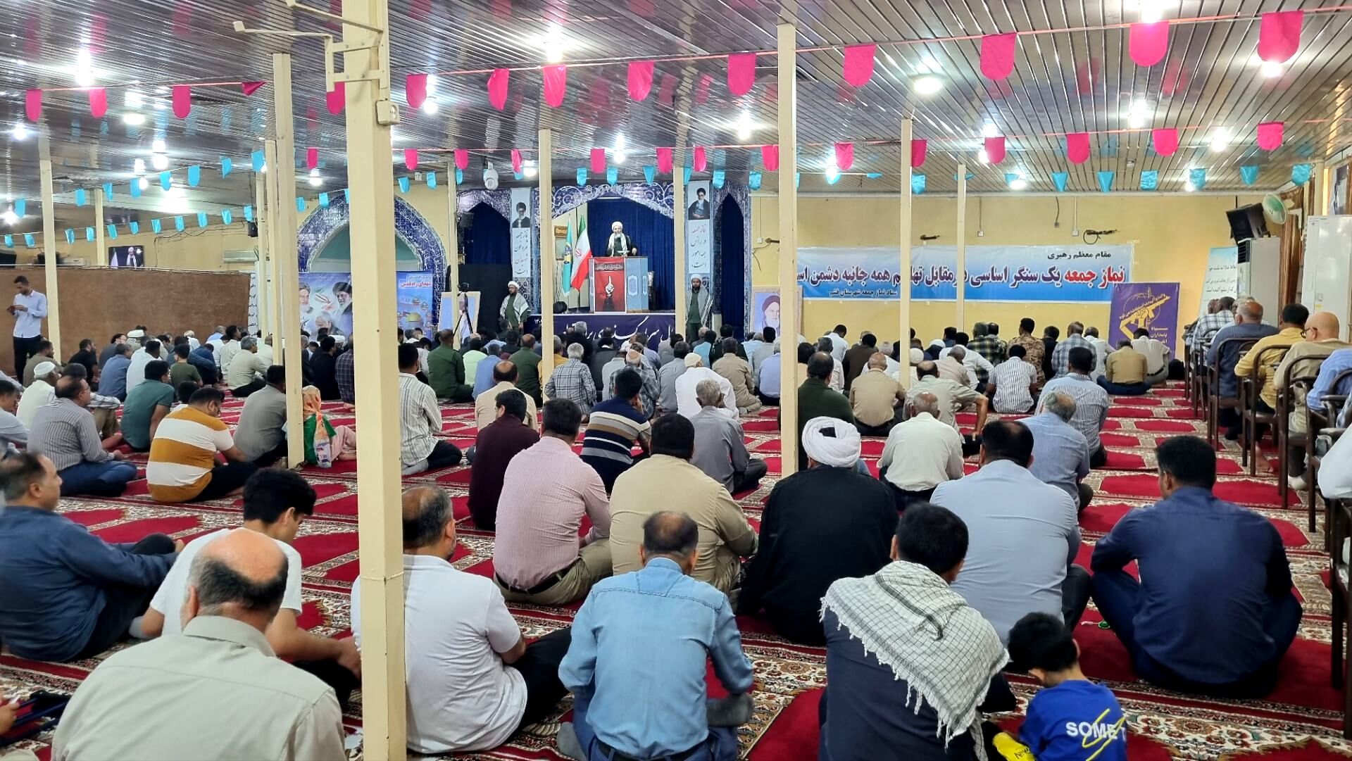 تجمع نمازگزاران نماز جمعه قشم در روز خشم و نصر
