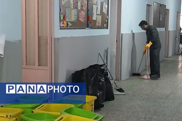 دبیرستان دخترانه بعثت۲ شهرک وایین در تدارک پروژه مهر با توزیع کتاب و لباس فرم