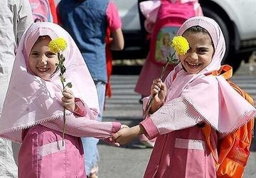 لبخند شادی بر لبان دانش‌آموزان دبستان شهید قاسم‌زاده ۲